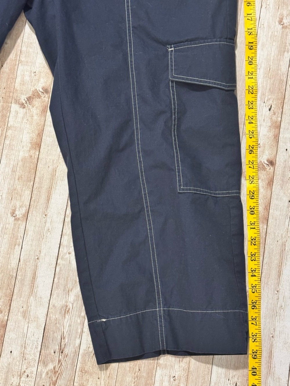 Free Assembly Women's Navy Wide-Leg Cargo Pants with Contrast Stitching - Picture 4 of 8
